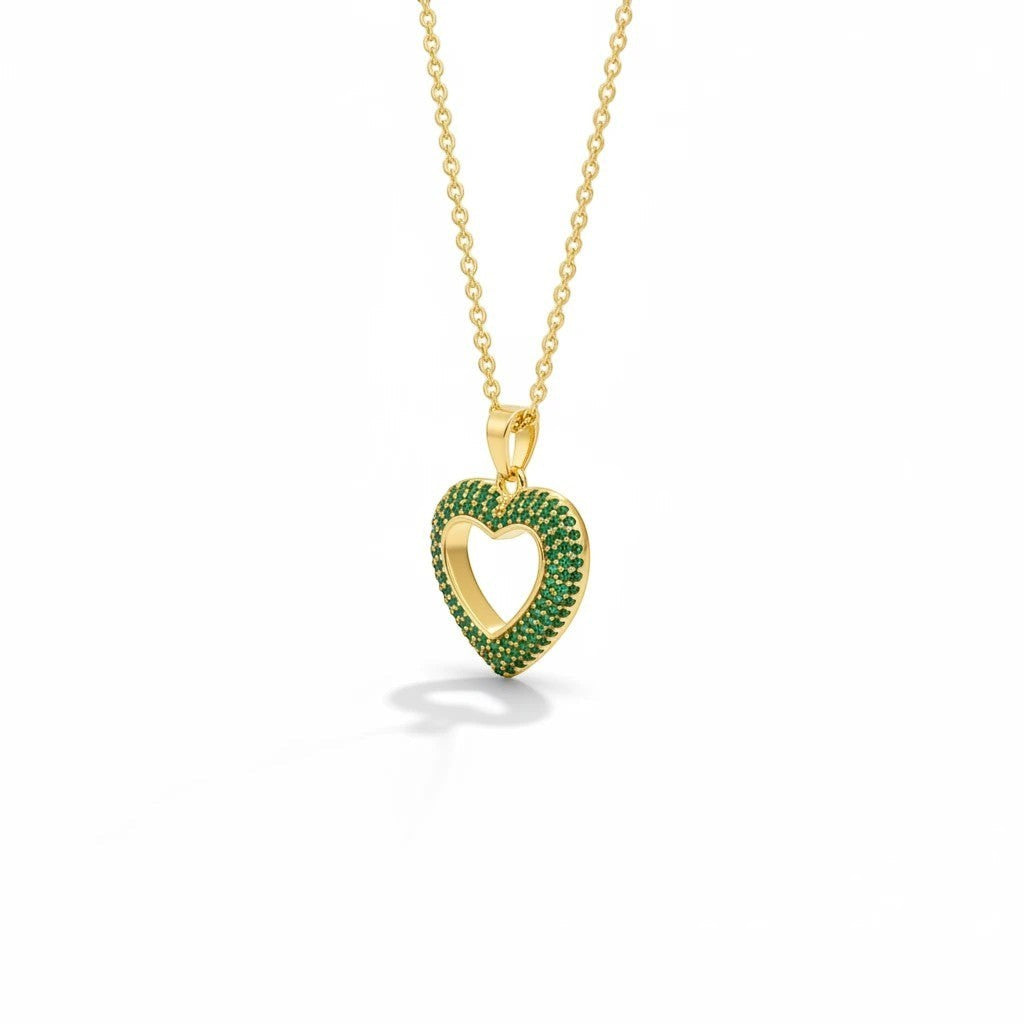 MiRA guldigt hjärtformat halsband i rostfritt stål med gröna stenar och justerbar kedja.