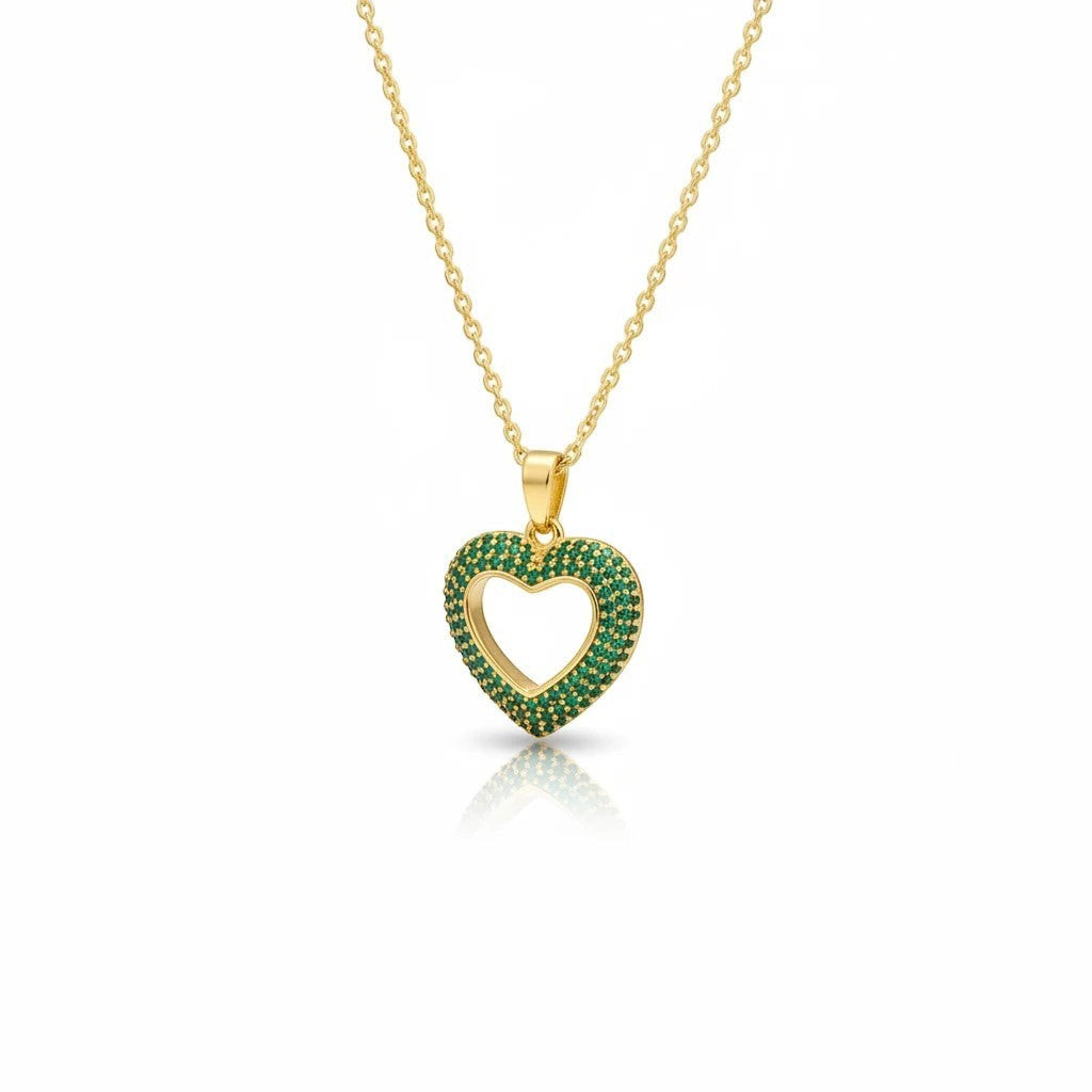 MiRA hjärtformat halsband i guldpläterat rostfritt stål med gröna stenar och justerbar kedja.