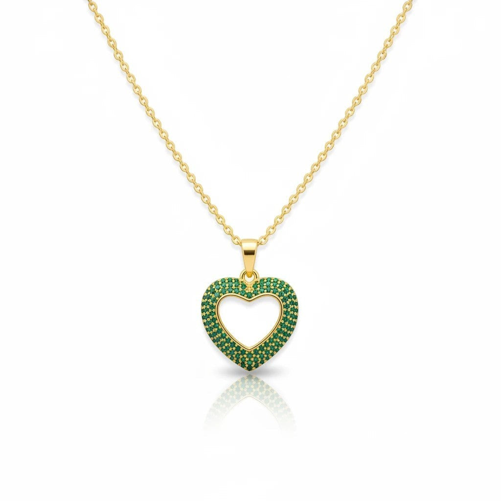 MiRA hjärtformat halsband i guldpläterat rostfritt stål med gnistrande gröna stenar och justerbar kedja.
