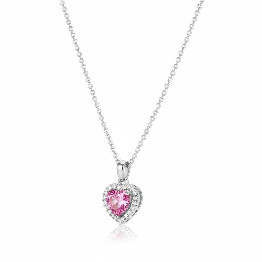 MiRA hjärtformat halsband i silver med en rosa hjärtsten omgiven av gnistrande kristaller.