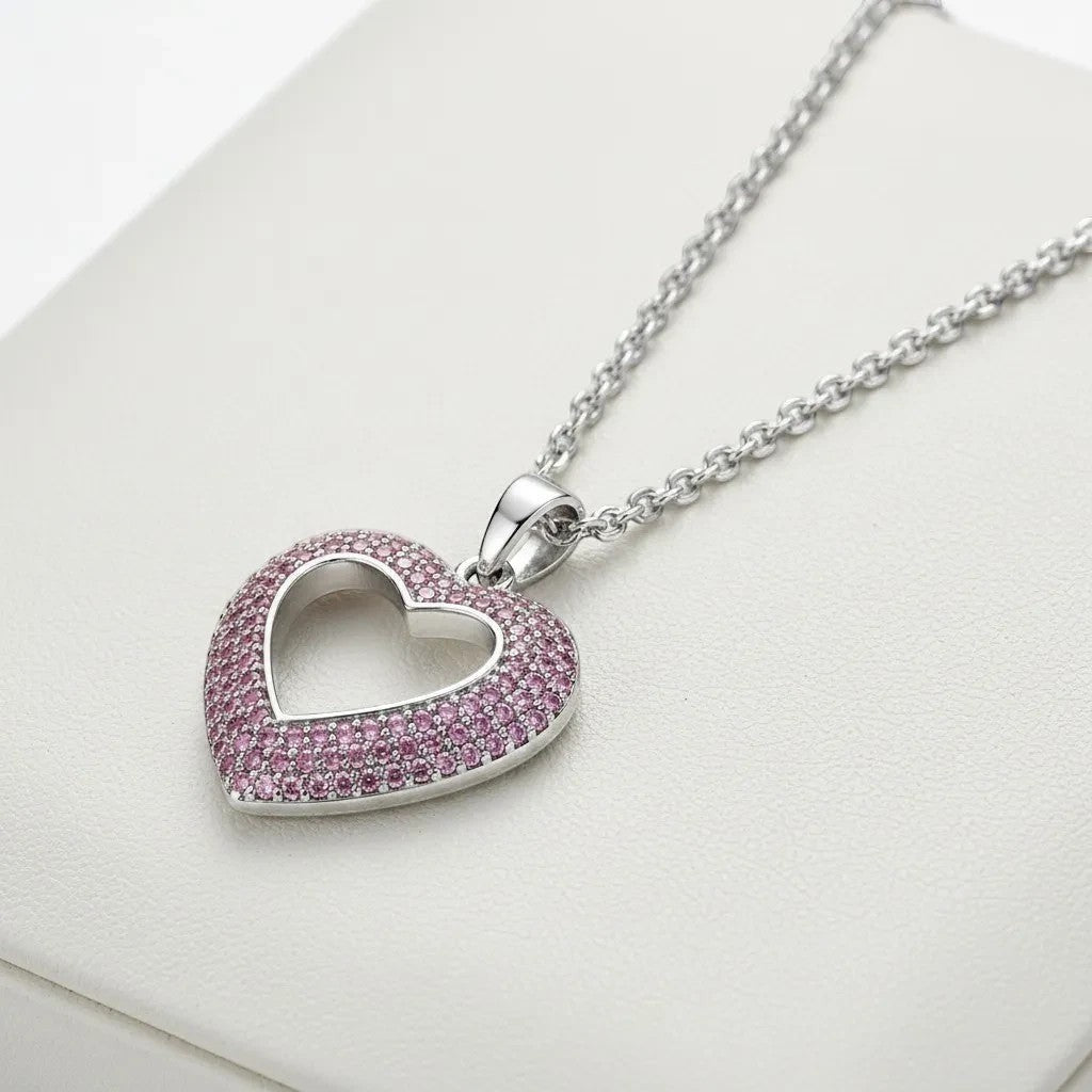 MiRA hjärtformat halsband i silver med gnistrande rosa stenar på en elegant kedja