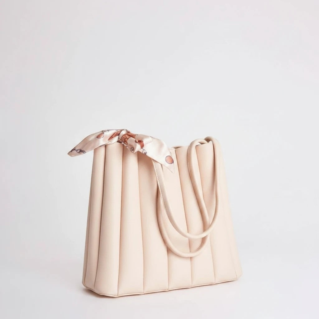 MiRA krämvit handväska i plisserat veganskt läder med matchande scarf och axelrem för en elegant stil.