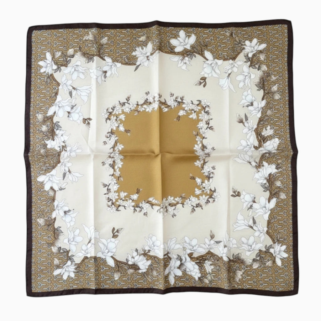 MiRA kvadratisk sjal med blommigt mönster i beige, guld och mörkbrunt med elegant lyster.