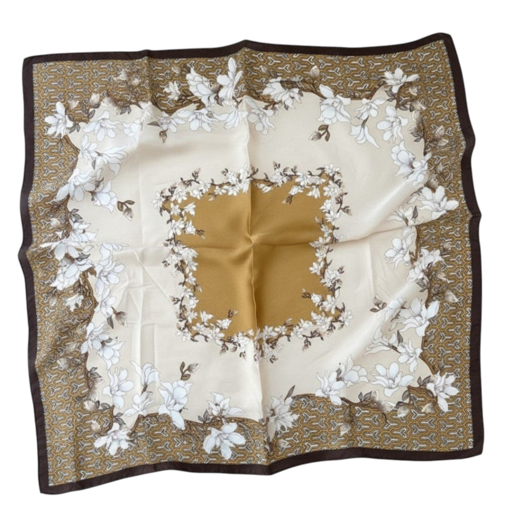MiRA kvadratisk sjal med blommigt mönster i beige, guld och mörkbrunt med en elegant ram och mjuk lyster.