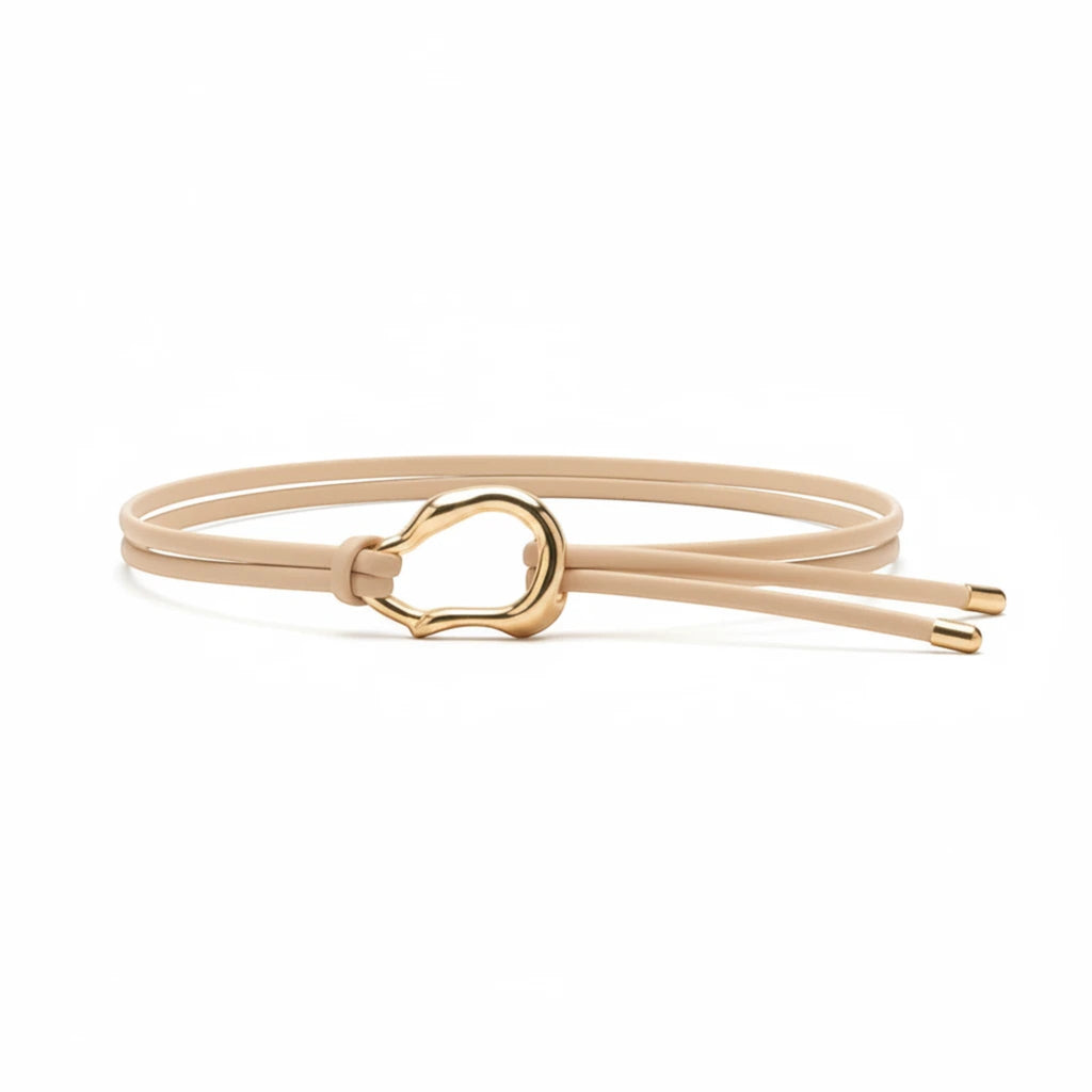 MiRA ljusbeige knytbälte i veganskt läder med ett elegant guldfärgat dekorativt spänne och metalländar.