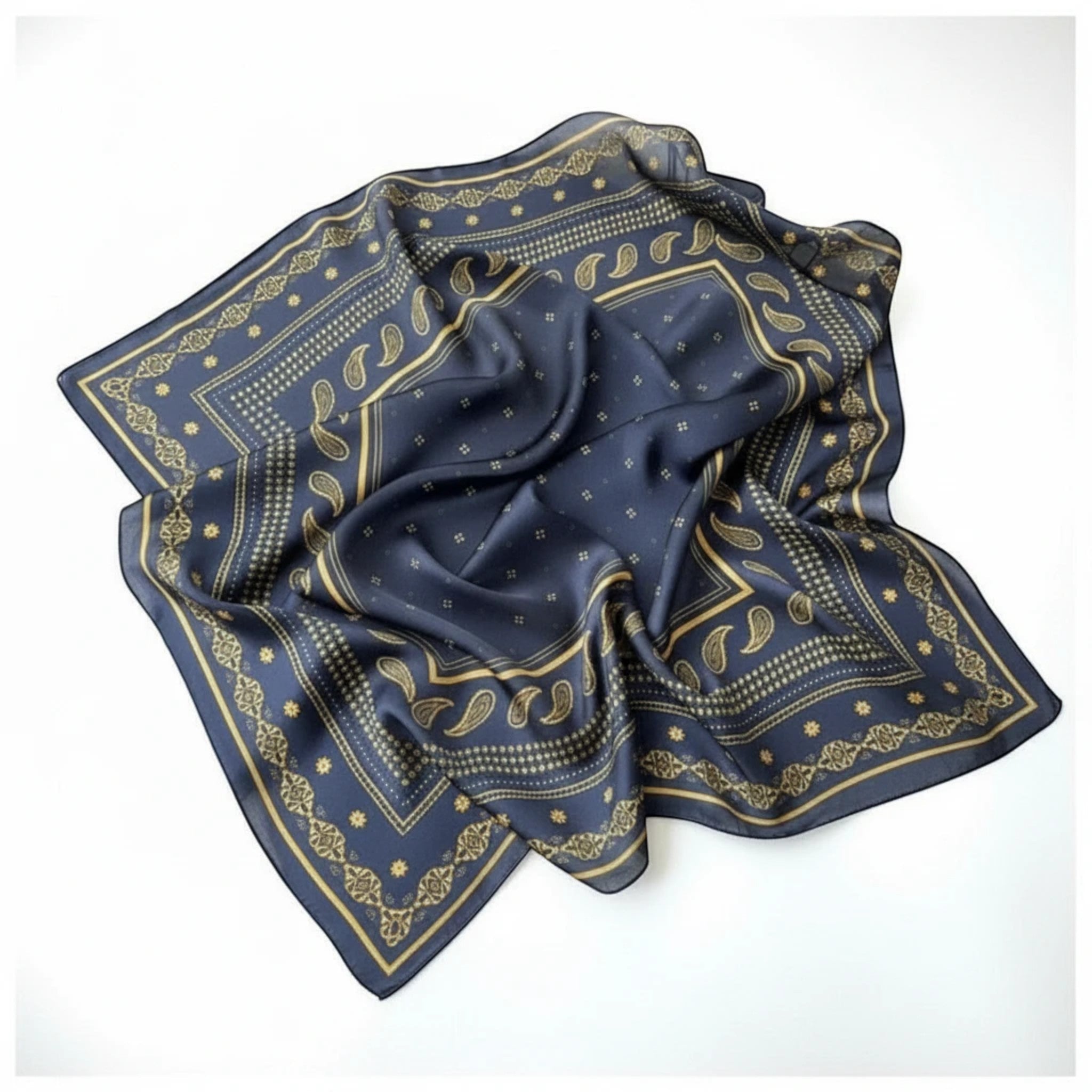 MiRA kvadratisk scarf i marinblått med ett sofistikerat geometriskt mönster i guldtoner och mjukt polyestermaterial.