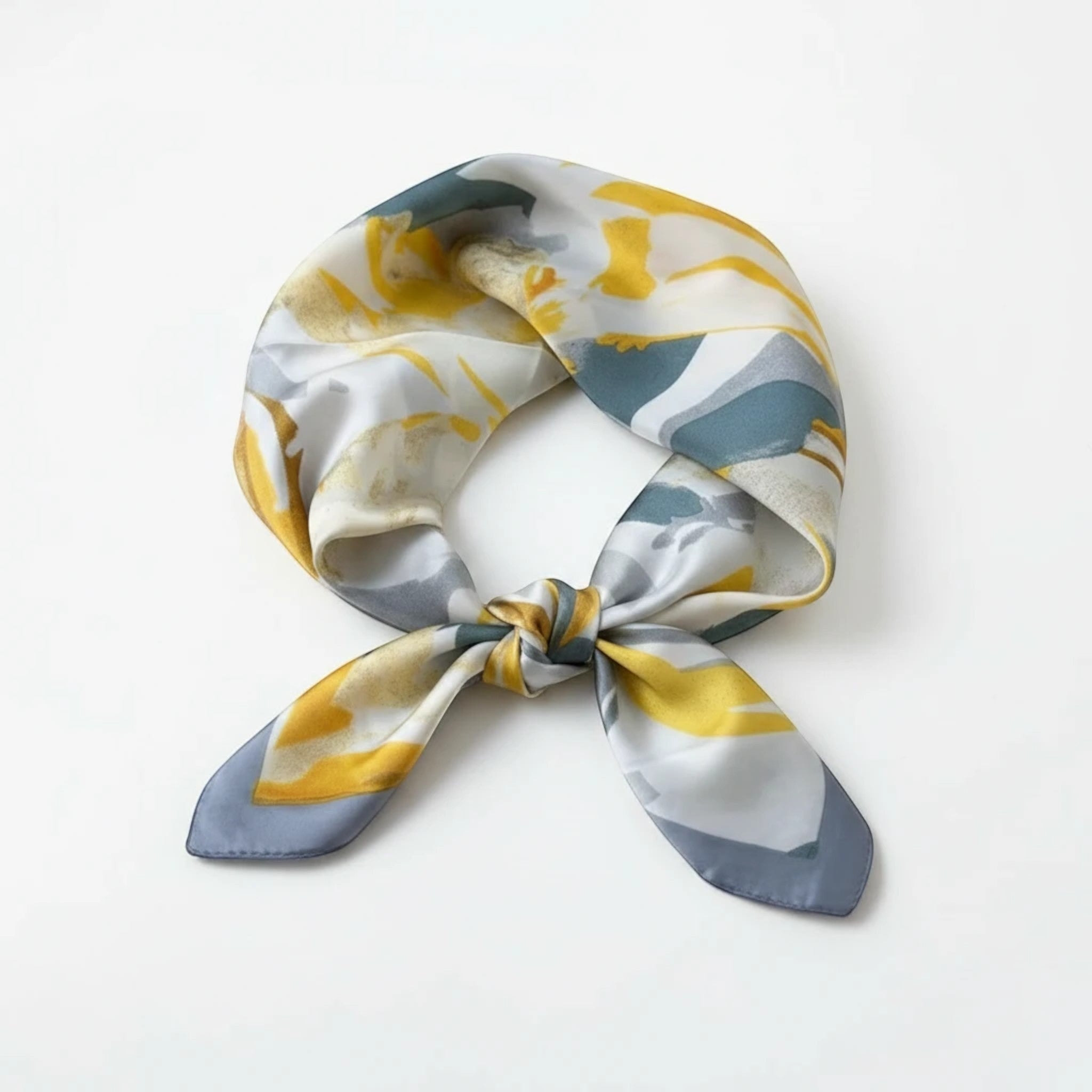MiRA mönstrad halsduk i grått och gult med abstrakt design, knuten i en elegant stil.