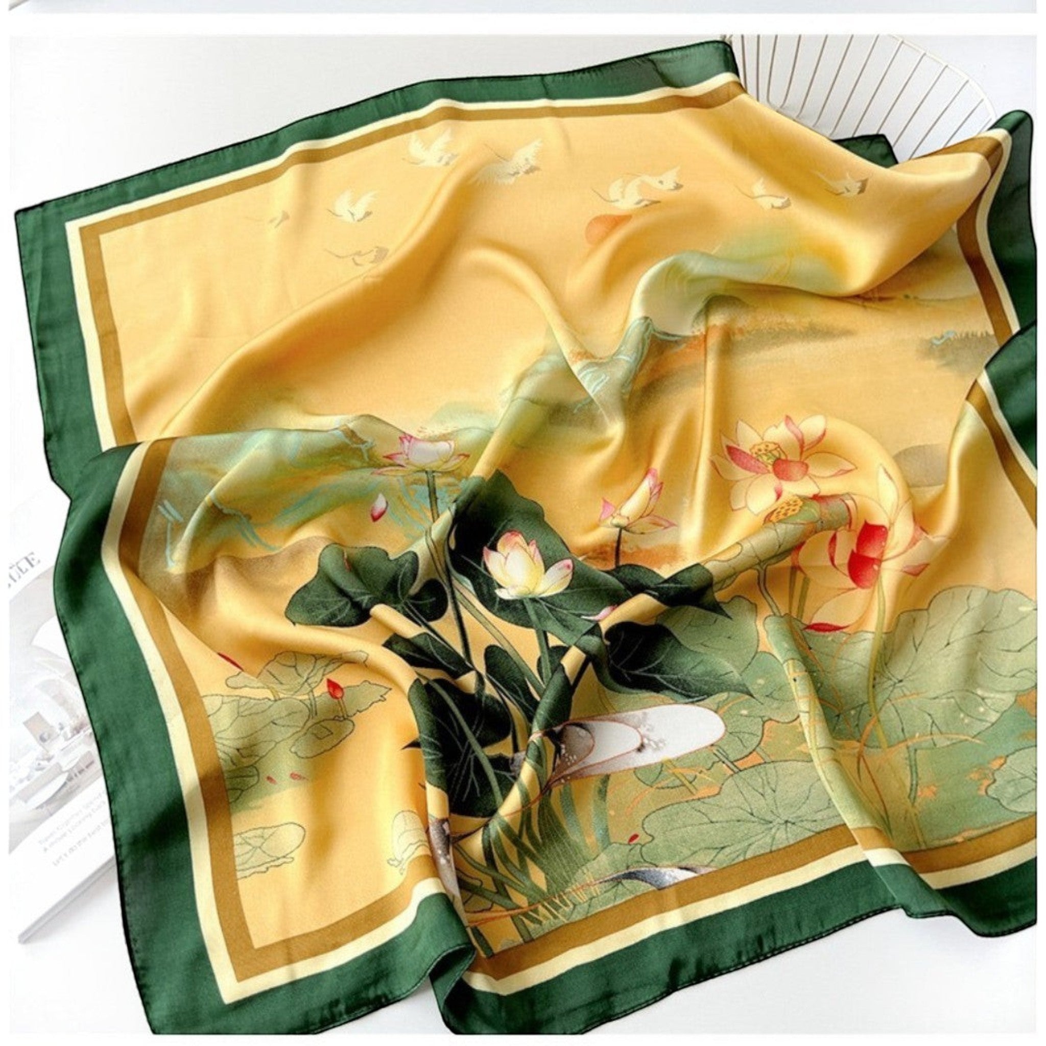 MiRA mönstrad scarf i sidenliknande polyester med gula och gröna lotusblommor och fågelmotiv