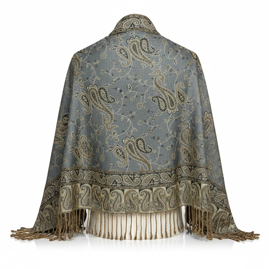 MiRA mönstrad kashmirsjal i grått med paisley-detaljer och dekorativa fransar längs kanten, sedd bakifrån.
