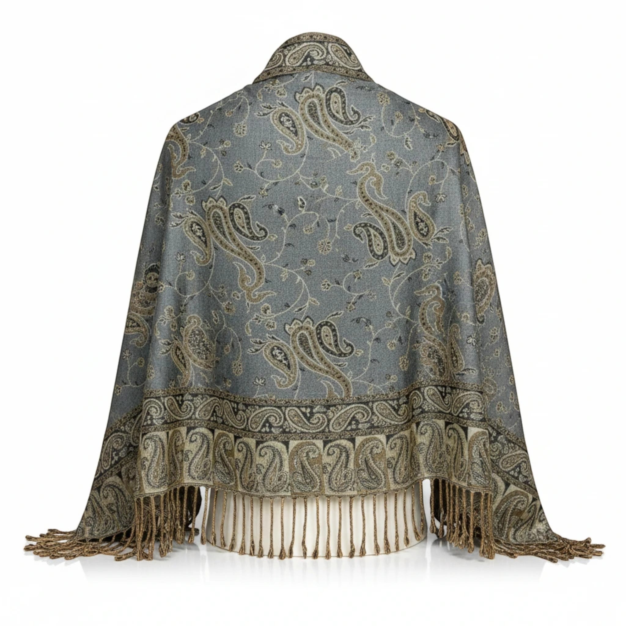 MiRA mönstrad kashmirsjal i grått med paisley-detaljer och dekorativa fransar längs kanten, sedd bakifrån.