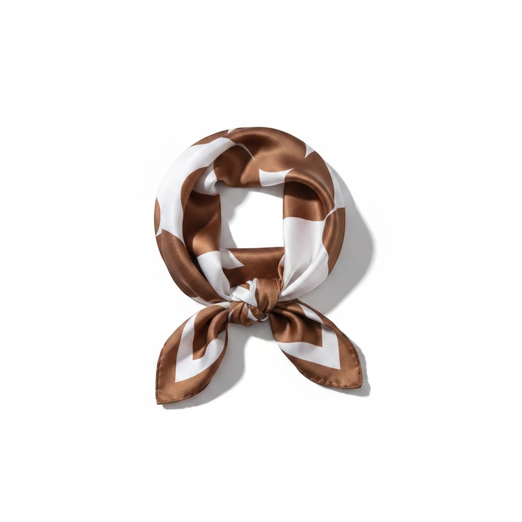 MiRA mönstrad scarf i brun och vit polyester med geometriskt mönster och mjuk lyster, knuten i en elegant knut.