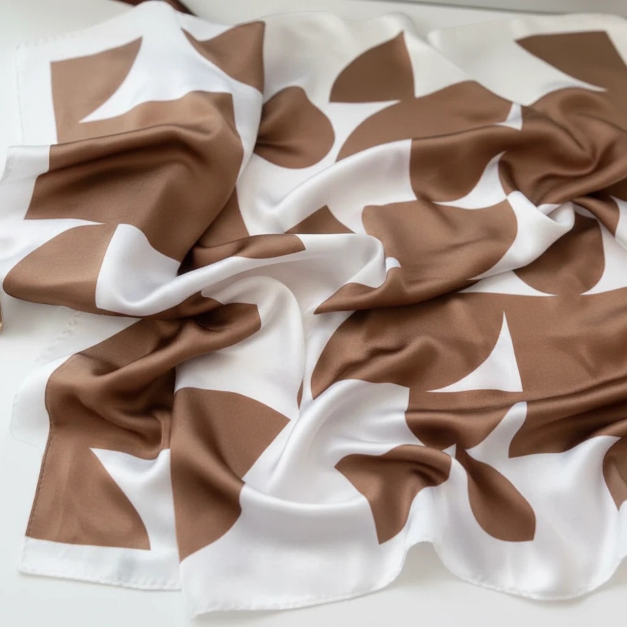 MiRA mönstrad scarf i brun och vit polyester med geometriska former och mjuk lyster