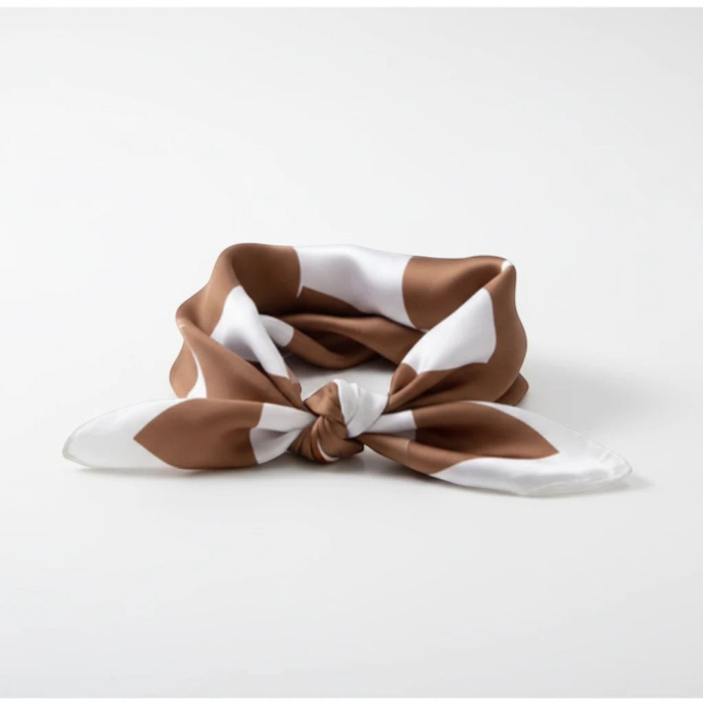 MiRA mönstrad scarf i brun och vit polyester med geometriskt mönster och subtil lyster knuten som en accessoar