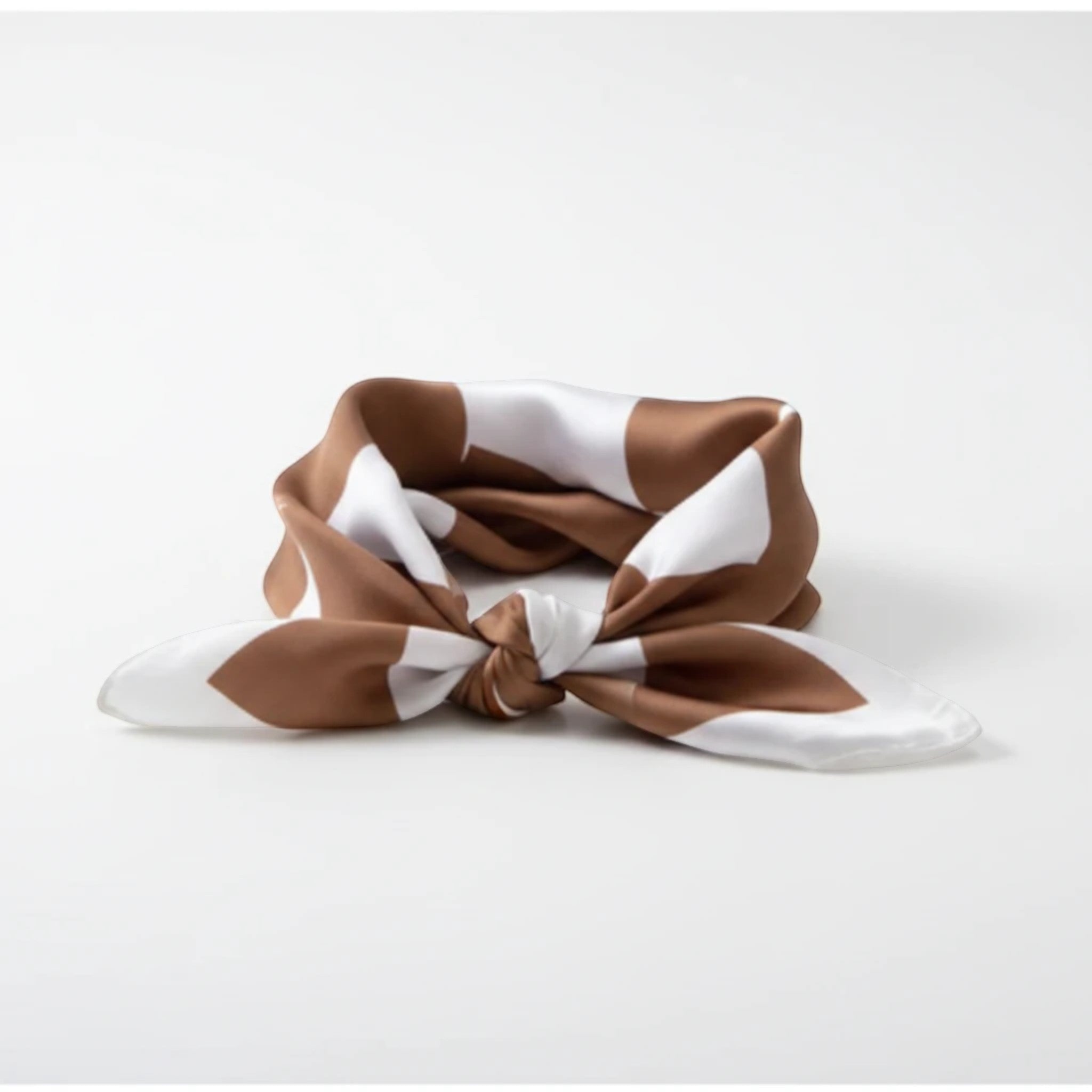 MiRA mönstrad scarf i brun och vit polyester med geometriskt mönster och subtil lyster knuten som en accessoar