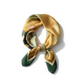 MiRA mönstrad scarf i sidenliknande polyester med blommiga detaljer i guldgult och grönt