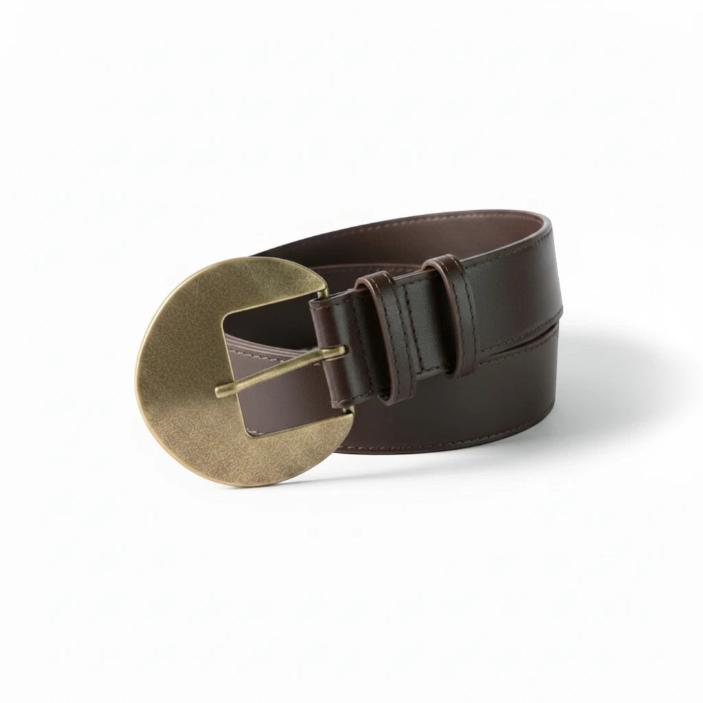 MiRA mörkbrunt damskärp i veganskt läder med ett stort runt spänne i guldtonad metall