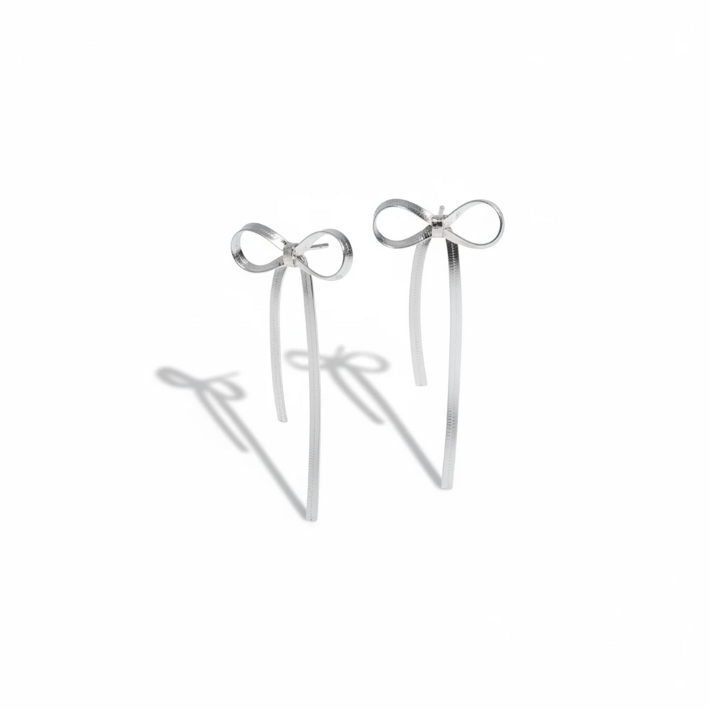MiRA örhängen i rostfritt stål med elegant rosettdesign och hängande detaljer i silverfärg.