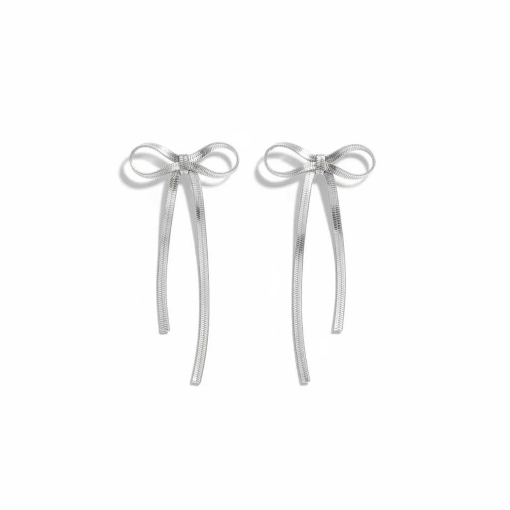 MiRA örhängen i rostfritt stål med elegant rosettdesign och hängande detaljer i silverfärg.