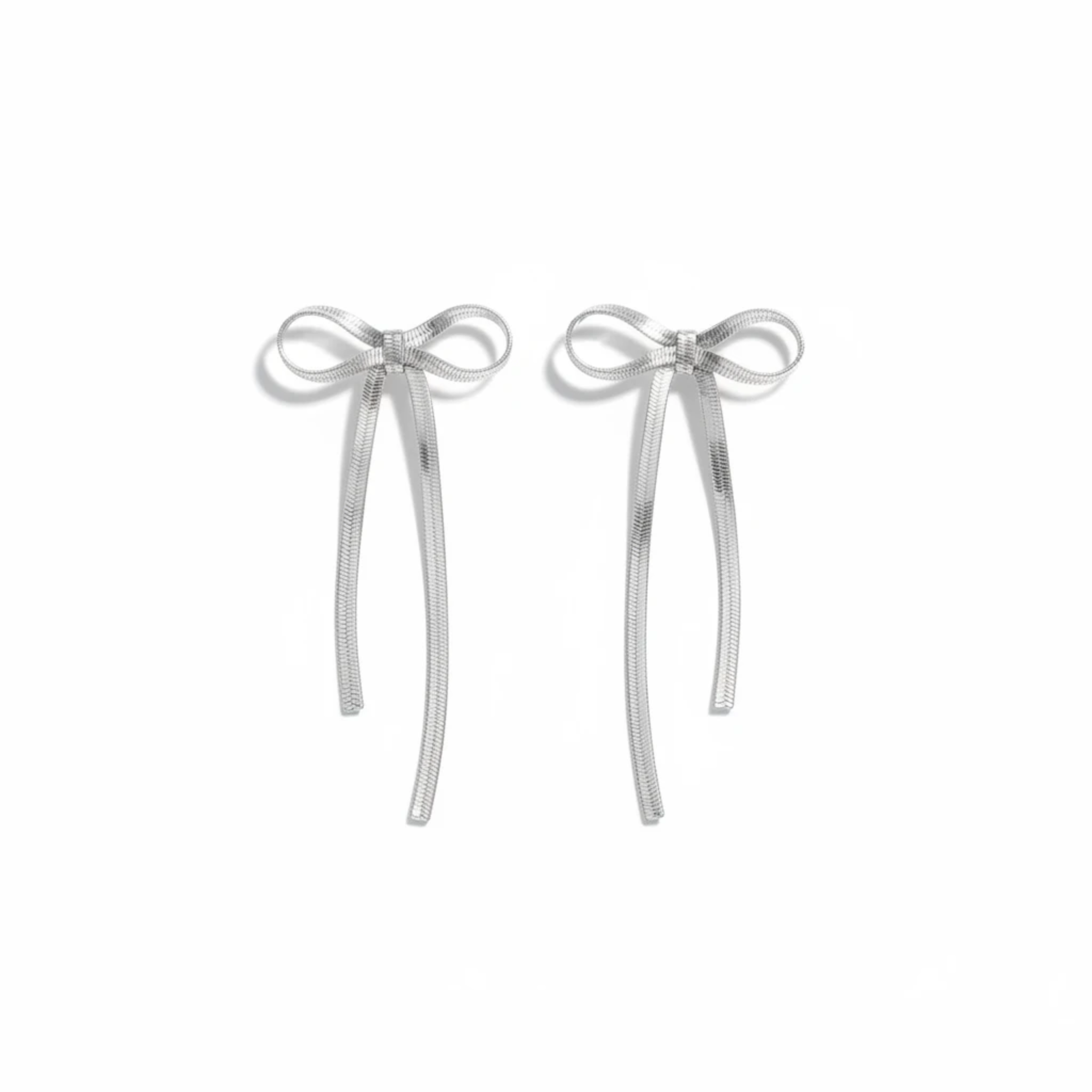 MiRA örhängen i rostfritt stål med elegant rosettdesign och hängande detaljer i silverfärg.