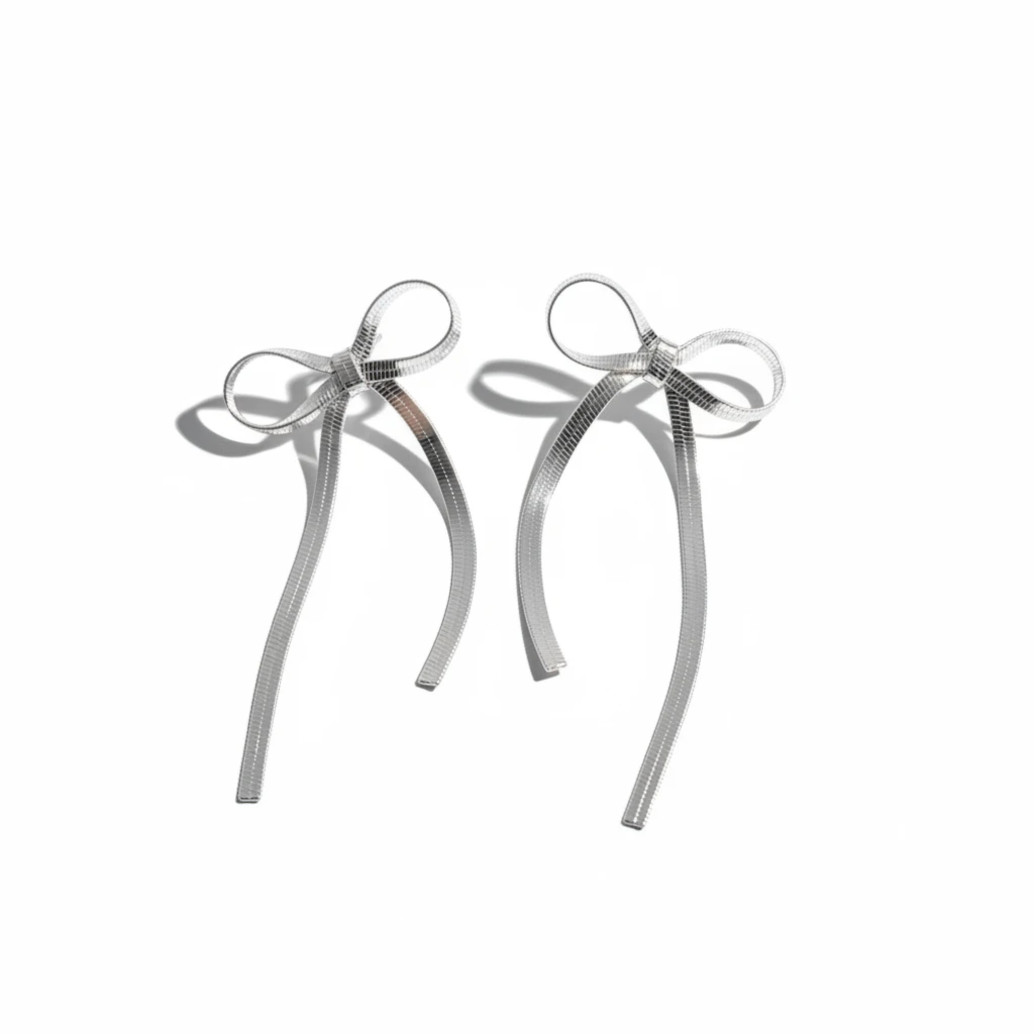 MiRA örhängen i silverfärgat rostfritt stål formade som eleganta rosetter med hängande band.