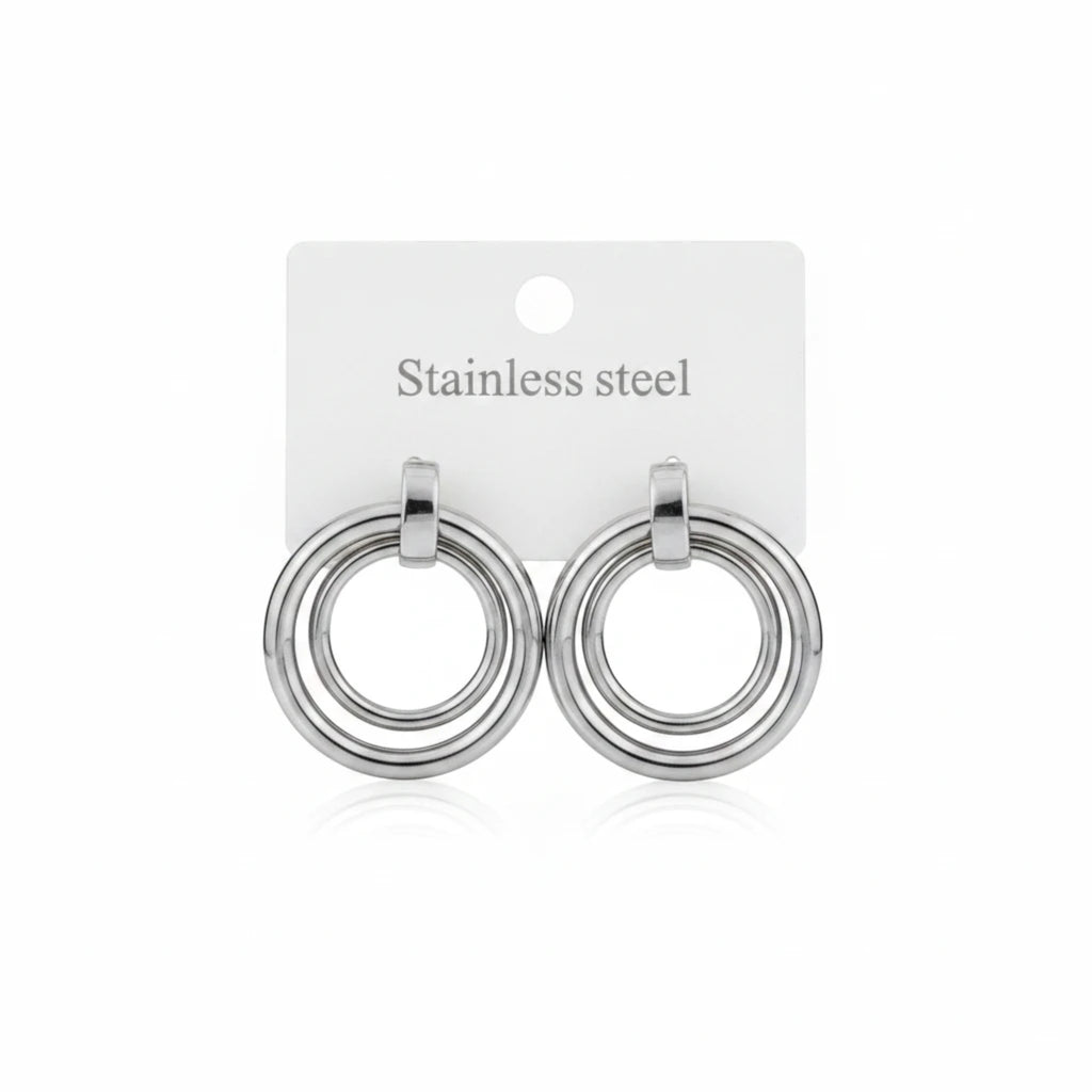 MiRA runda örhängen i silverfärgat rostfritt stål med minimalistisk design och dubbla ringar.