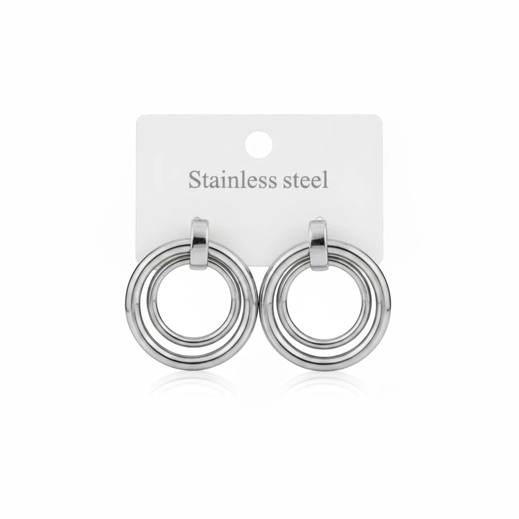 MiRA runda örhängen i silverfärgat rostfritt stål med minimalistisk design och dubbla ringdetaljer.