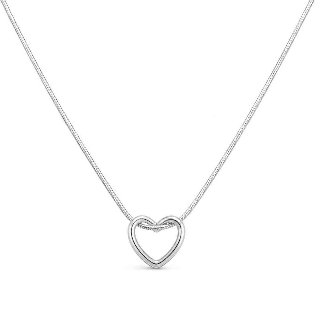 MiRA silverfärgat halsband med ett minimalistiskt hjärtformat hänge och en klassisk ormlänkskedja.