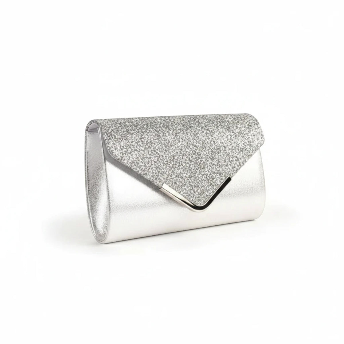 MiRA kuvertväska i silver med glittrigt lock och stilren metallkant, perfekt för festliga tillfällen.