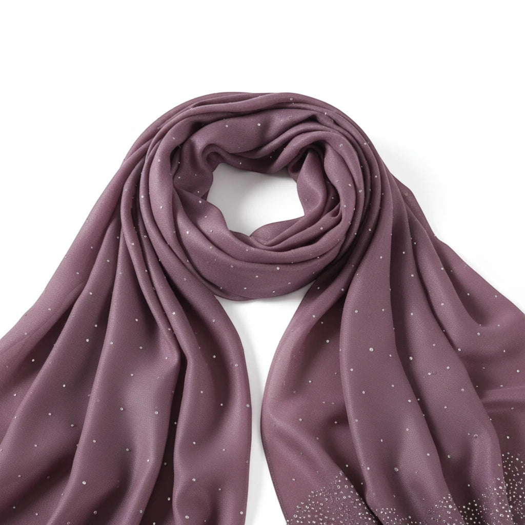 MiRA sjal i rose champagne med skimmrande glitterdetaljer i mjukt polyestermaterial för en elegant look.