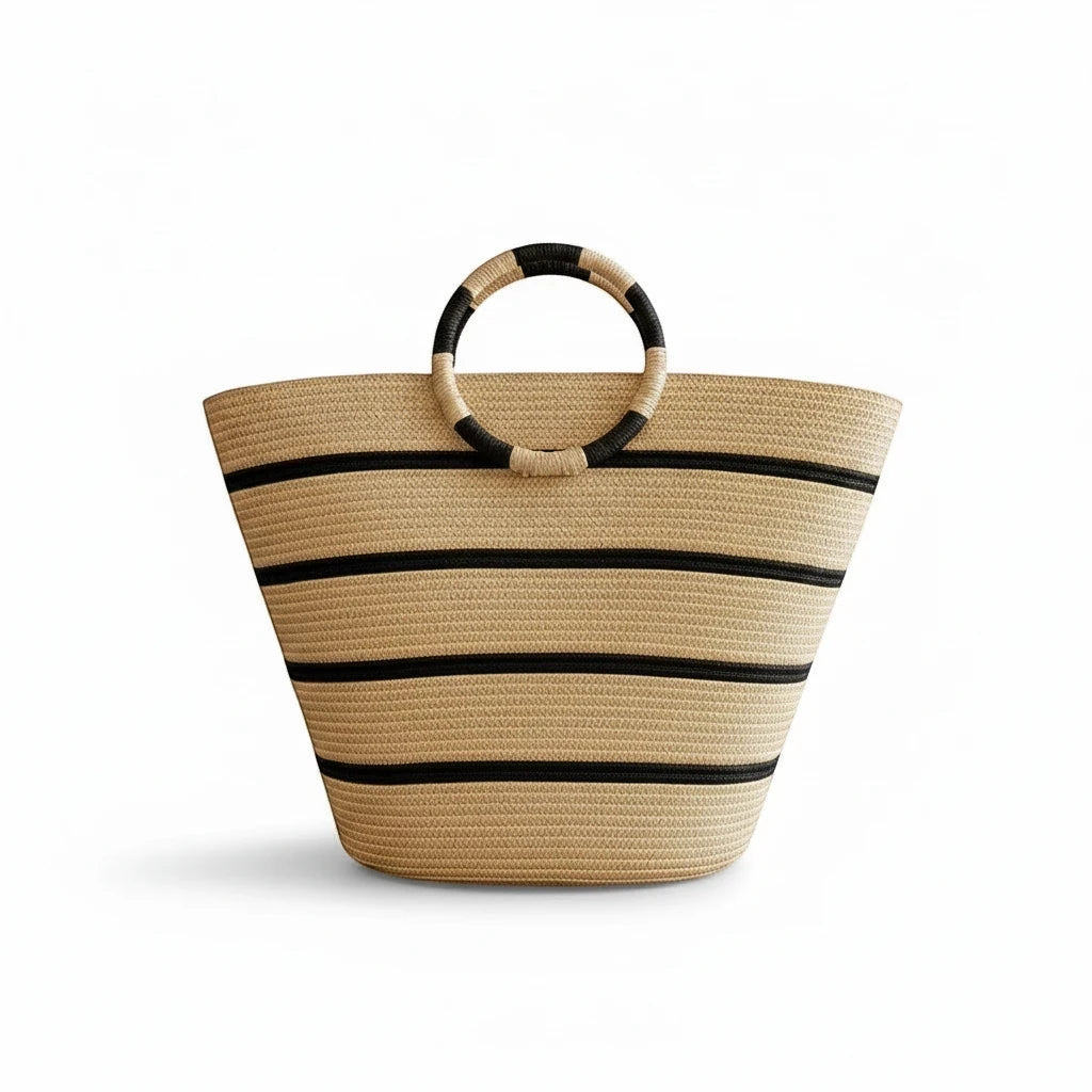 MiRA strandväska i vävd naturfärgad strå med svarta ränder och runda handtag för sommar och shopping.