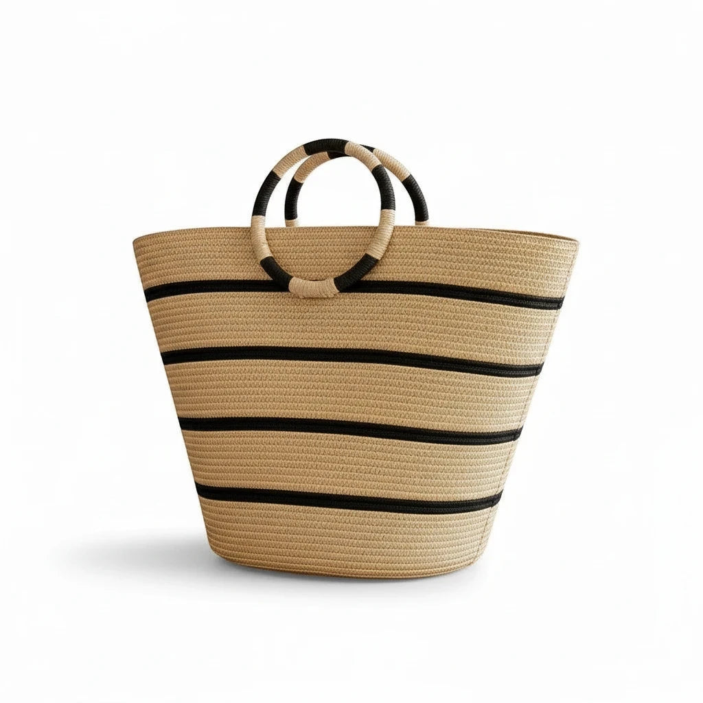 MiRA strandväska i vävd naturfärgad strå med svarta ränder och runda handtag för sommar och shopping.