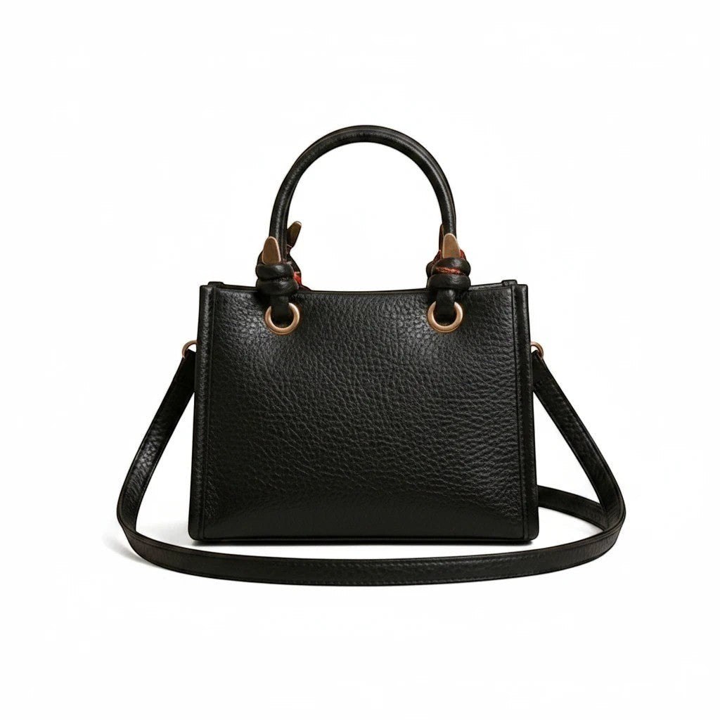 MiRA svart crossbody-väska i veganskt läder med handtag, axelrem och dekorativa guldfärgade metalldetaljer.