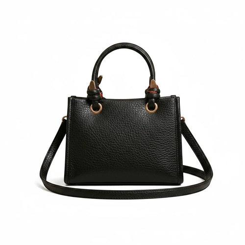 MiRA svart crossbody-väska i veganskt läder med handtag, axelrem och dekorativa guldfärgade metalldetaljer.