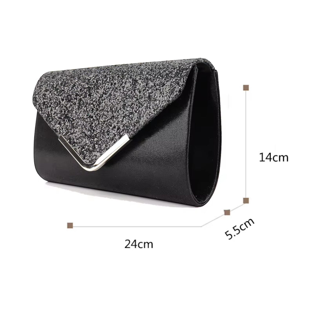 MiRA elegant svart kuvertväska med glittrigt lock och metallkant, perfekt för festliga tillfällen.