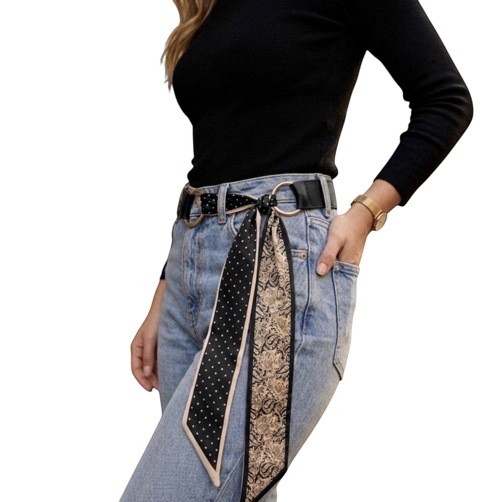 MiRA svart scarf-bälte med prickigt och paisleymönstrat tyg, buret i jeans för en elegant och stilren look.