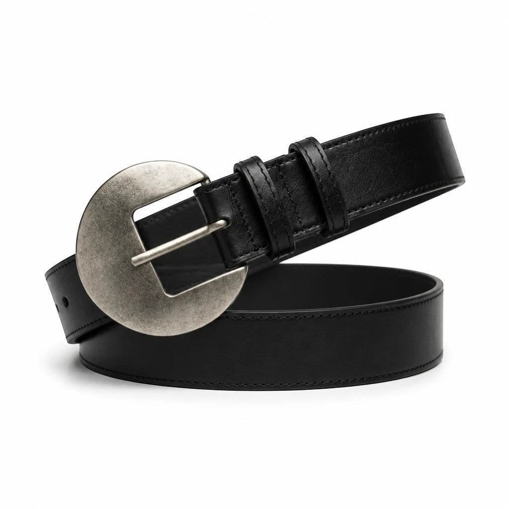 MiRA svart skärp i veganskt läder med ett stort runt spänne i antik silverfinish.