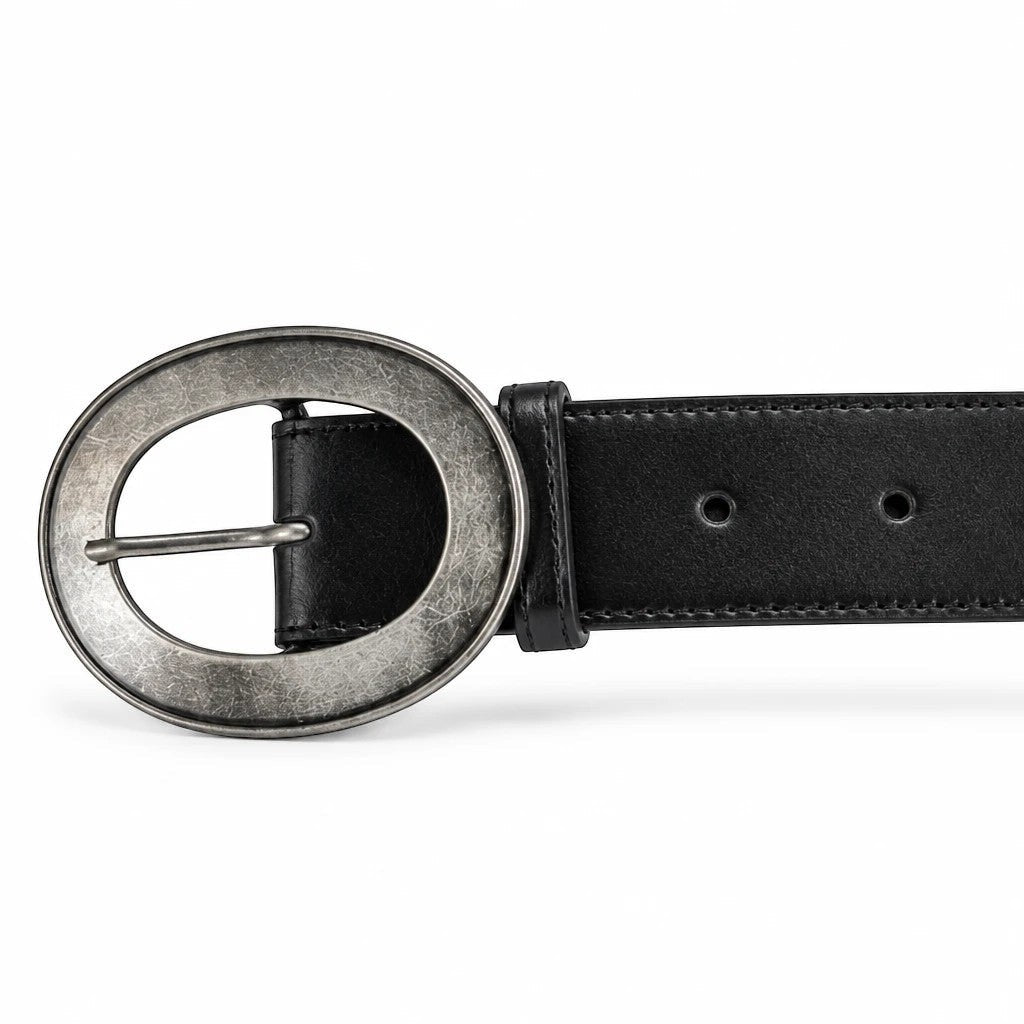 MiRA svart skärp i veganskt läder med ett runt, silverfärgat spänne med antik finish.