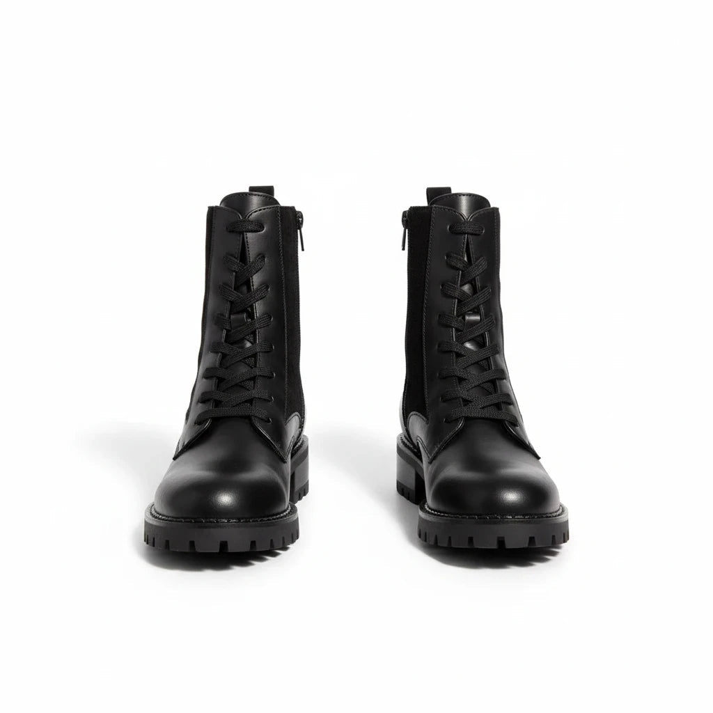 Svarta MiRA ankelboots i konstläder med snörning, dragkedja och 5 cm klack, sedda framifrån.