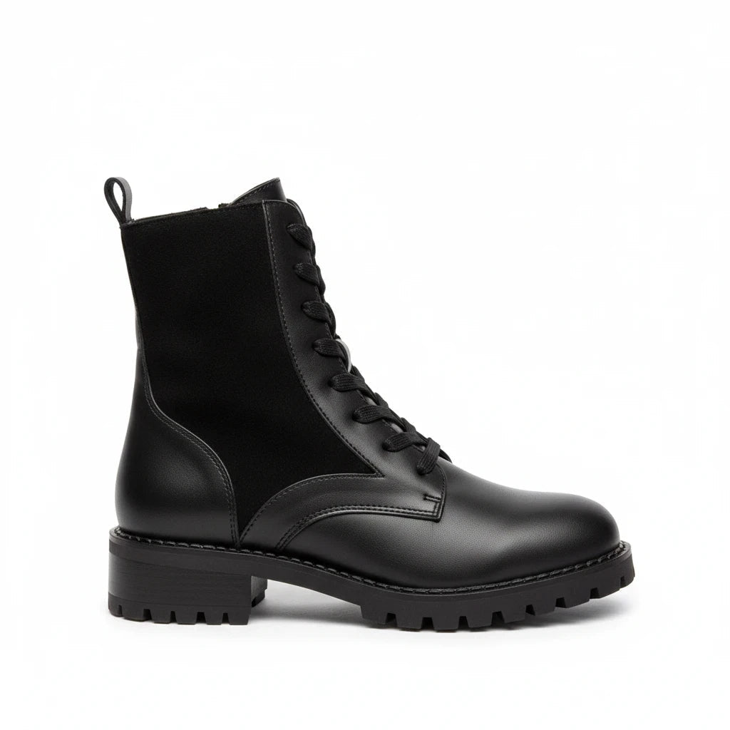 Svarta MiRA ankelboots i konstläder med snörning, dragkedja och 5 cm klack för en modern vardagslook.
