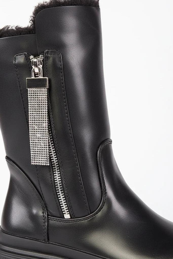 Svarta fodrade MiRA boots i konstläder med rund tå och en dekorativ dragkedja prydd med gnistrande stenar.