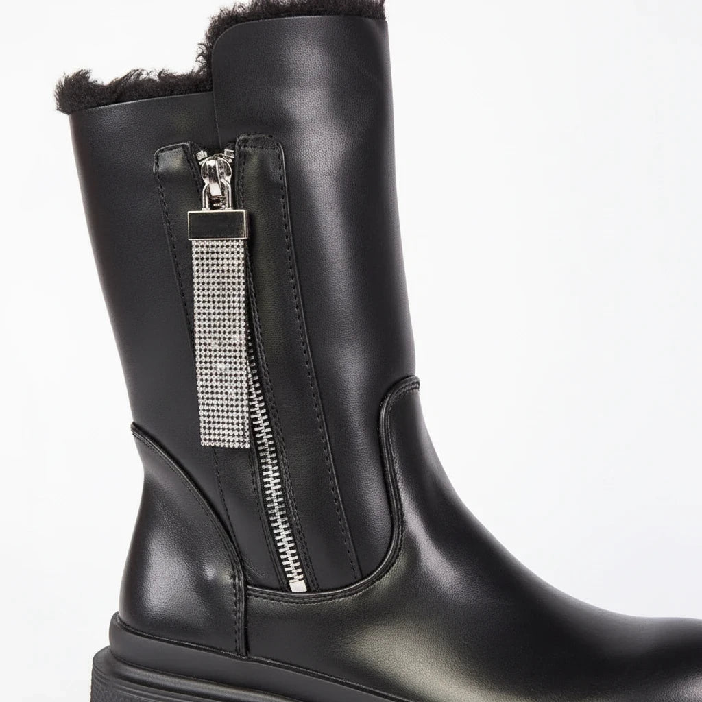 Svarta fodrade MiRA boots i konstläder med rund tå och en dekorativ dragkedja prydd med gnistrande stenar.