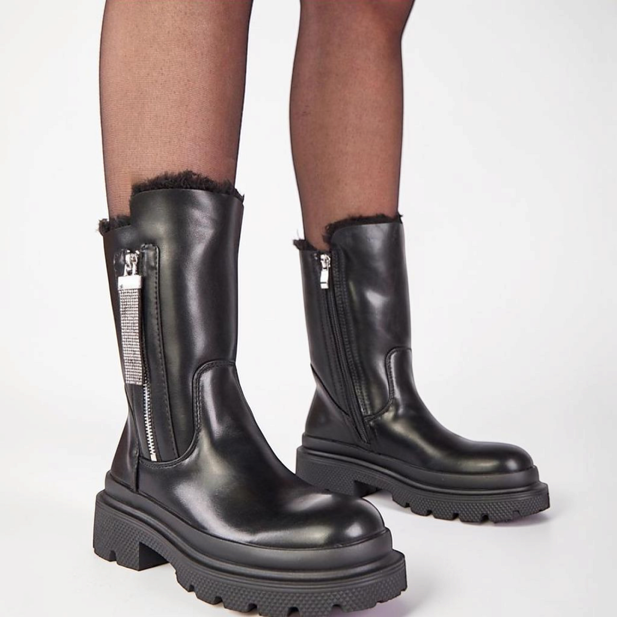 MiRA svarta fodrade boots i konstläder med grov sula och dekorativ dragkedja prydd med gnistrande stenar.