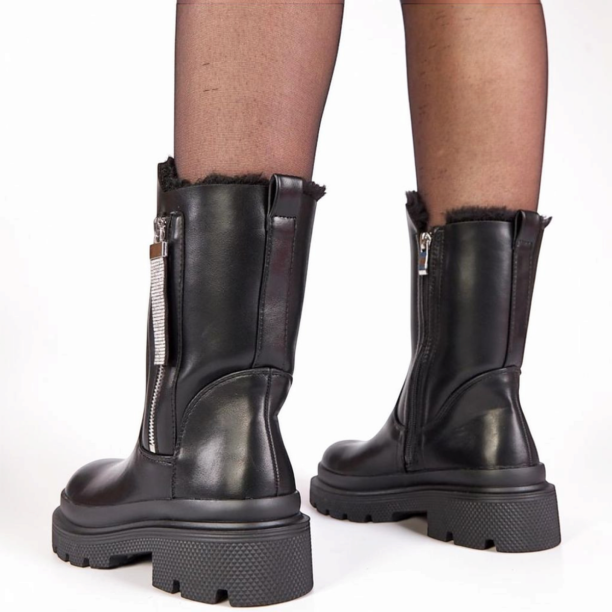 MiRA svarta fodrade boots i konstläder med dekorativ dragkedja prydd med gnistrande stenar och kraftig sula.