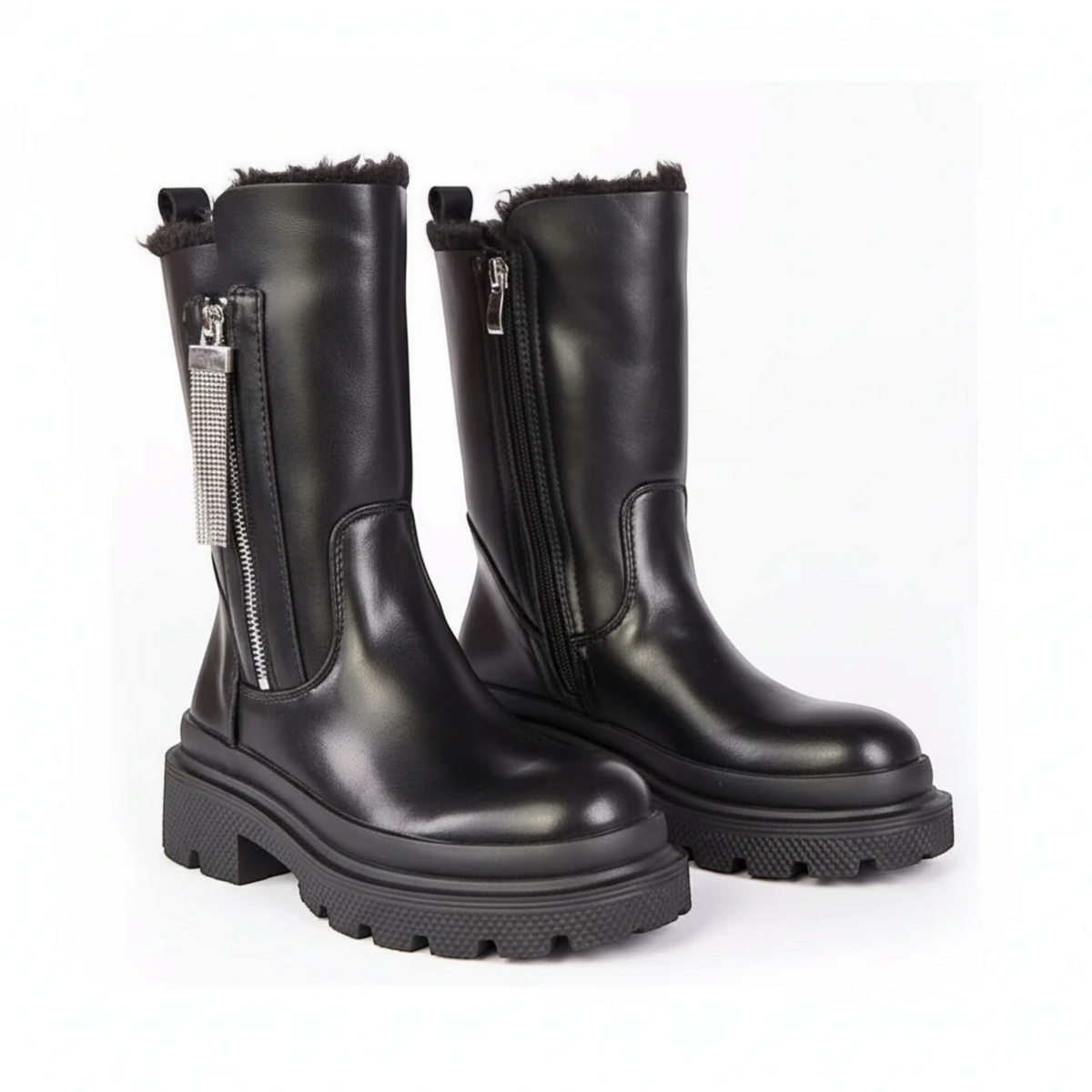 Svarta fodrade MiRA boots i konstläder med rund tå, grov sula och dekorativ dragkedja med gnistrande stenar.