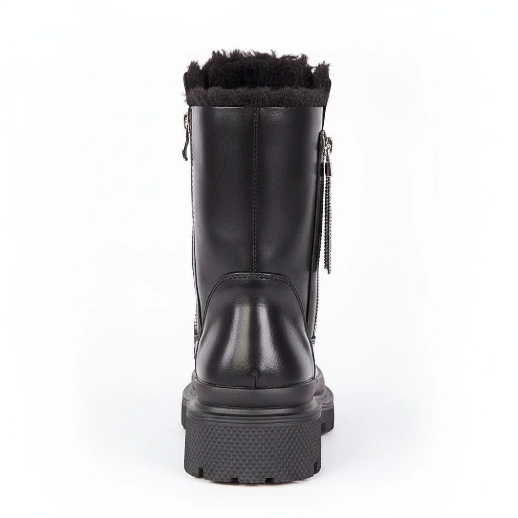 Svarta fodrade MiRA boots i konstläder med dekorativ dragkedja och grov sula sedda bakifrån.