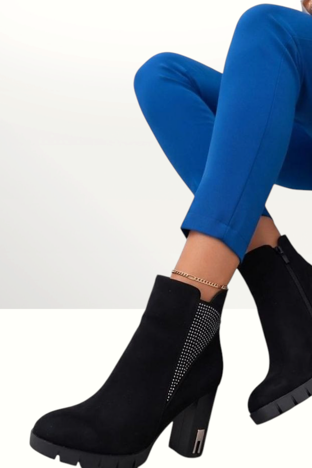 MiRA svarta stövletter i konstläder med strassdetaljer, rundad tå och 10 cm hög klack för en elegant look.