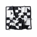 MiRA scarf i mjuk polyester med svartvitt geometriskt mönster i kvadratisk form