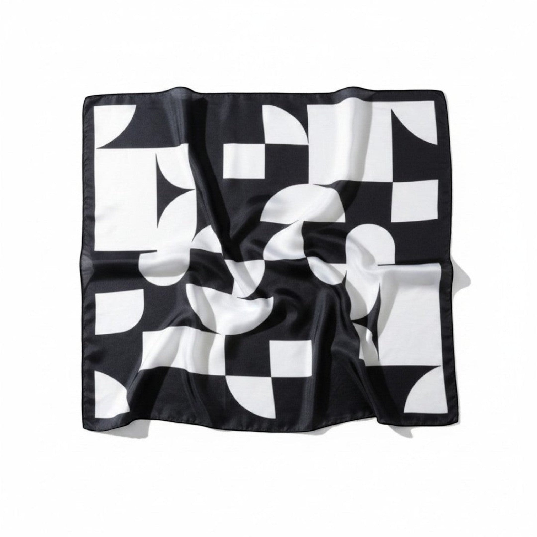 MiRA scarf i mjuk polyester med svartvitt geometriskt mönster i kvadratisk form