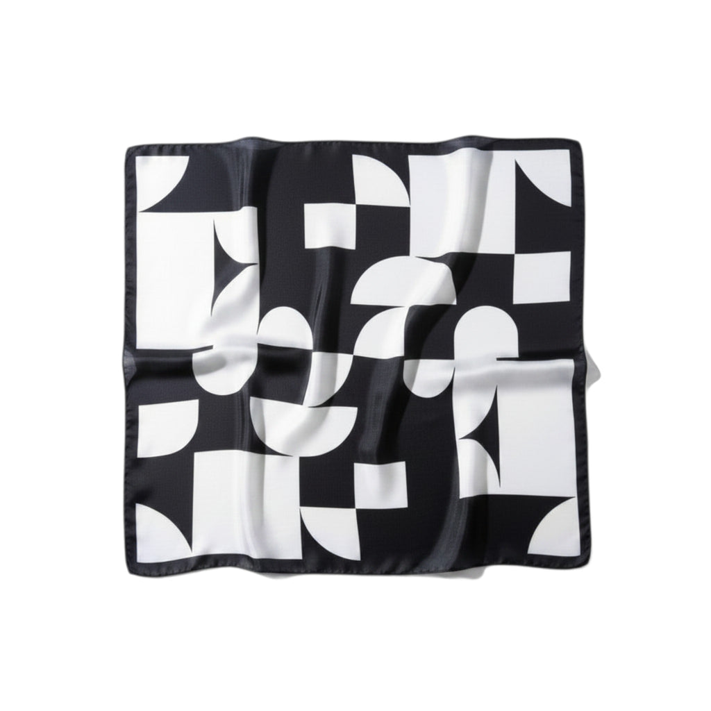 MiRA scarf i mjuk polyester med ett modernt svartvitt geometriskt mönster i kvadratisk form.