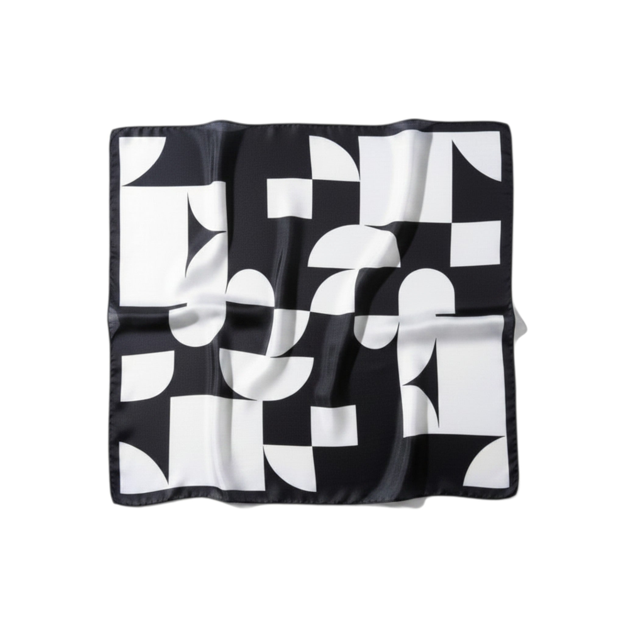 MiRA scarf i mjuk polyester med ett modernt svartvitt geometriskt mönster i kvadratisk form.